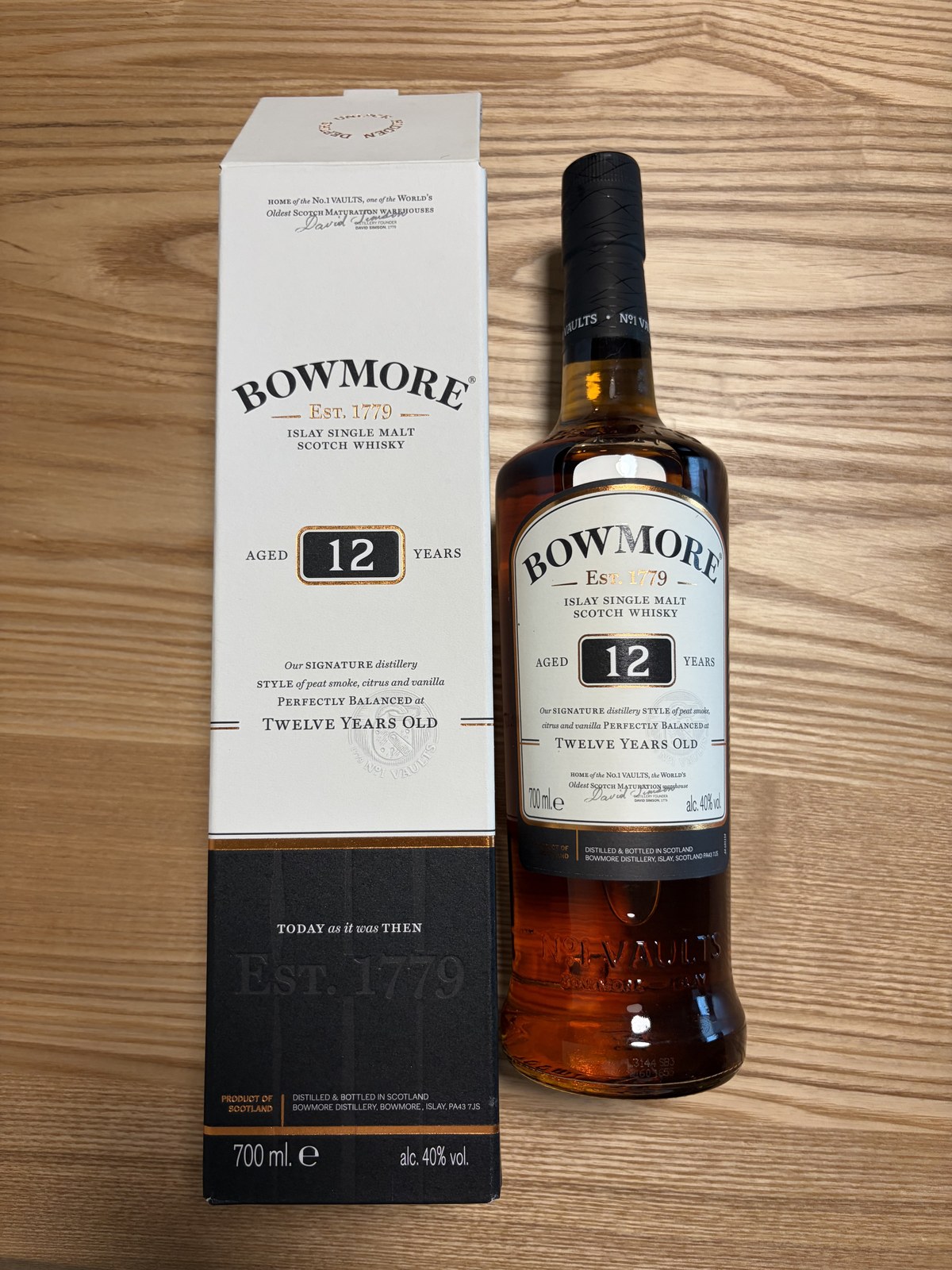 ボウモア12年 700ml 40% の箱とボトル